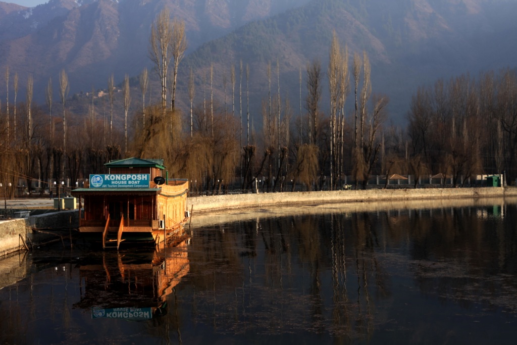 Houseboat Four Seasons
